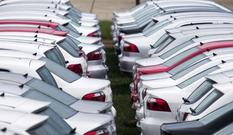 Carros novos estacionados em pátio da montadora alemã Volkswagen em Taubaté, perto de São Paulo
30/03/2015
REUTERS/Roosevelt Cassio