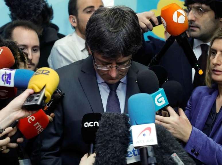 Ex-l&iacute;der da Catalunha Carles Puigdemont (ao centro) fala com a imprensa em Bruxelas, na B&eacute;lgica
24/01/2018
REUTERS/Yves Herman