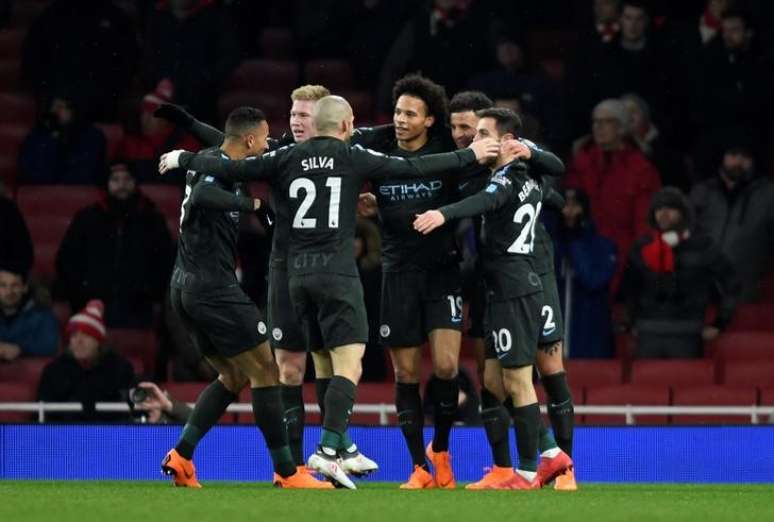 Jogadores do Manchester City comemoram gol contra o Arsenal
 1/3/2018          Action Images via Reuters/Tony O'Brien   