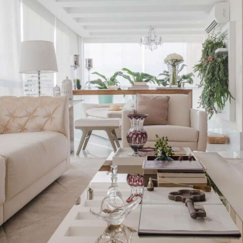 36. Casa com varanda ampla com sofá e mesa de centro. Projeto de Marcia Acaro