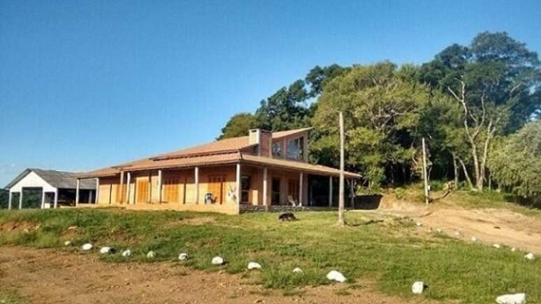 17. É bem comum encontrar casas de campo com varandas que dão a volta na construção. Projeto de Anelise Morgan