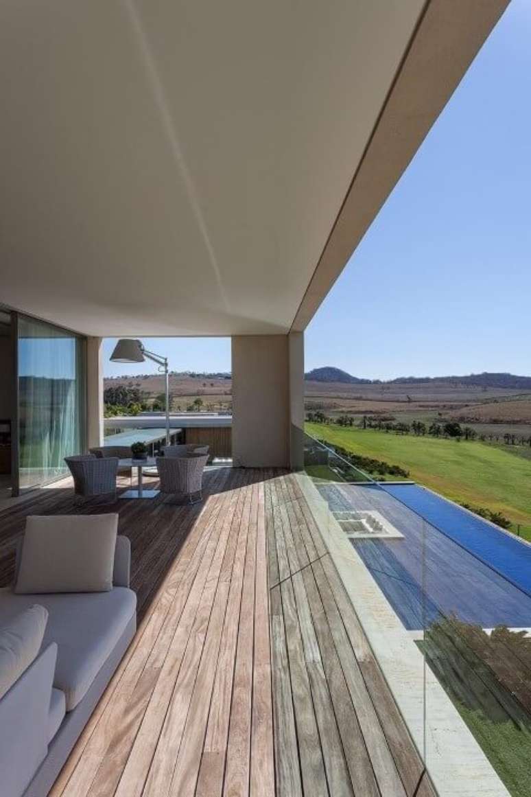 42. No projeto de Roberto Migotto, a varanda dá uma visão ampla da paisagem ao redor da casa