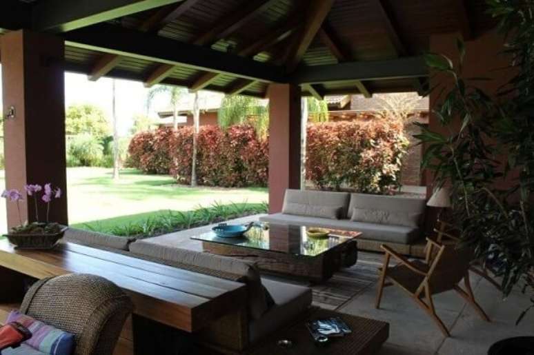 62. Casa com varanda com móveis de madeira. Projeto de Herbert Betman