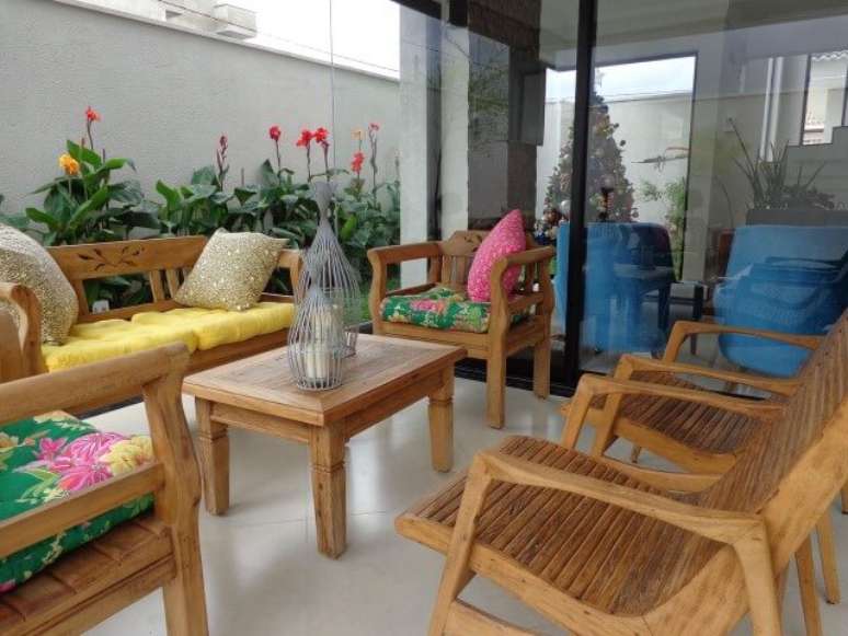 64. Casa com varanda com móveis rústicos. Projeto de Sergio Canineo Arquitetura