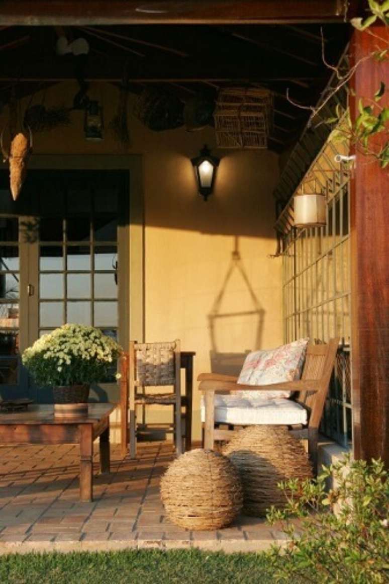 18. Móveis rústicos combinam muito bem com casas de campo. Projeto de Katia Perrone