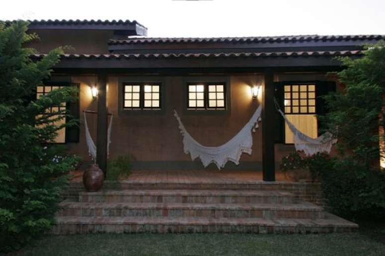 19. Casa com varanda com redes e arandelas. Projeto de Katia Perrone