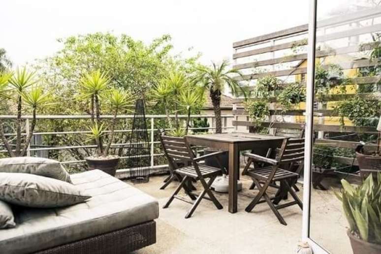 66. Casa com varanda com sofá, mesas e cadeiras. Projeto de Casa Aberta