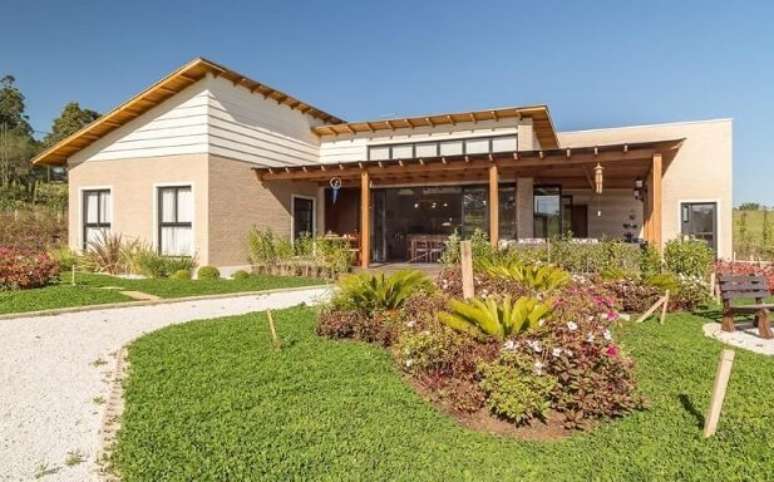 7. Casa térrea com varanda e teto colonial. Projeto de Juliana Lahoz