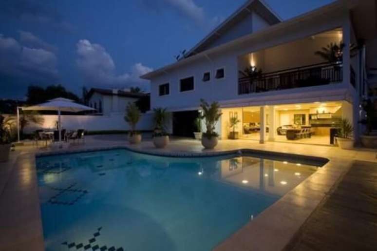 67. Casa com varanda com vista para a piscina. Projeto de Sandra Sanches