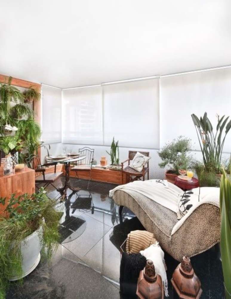 54. Casa com varanda decorada com vasos de plantas e chaise. Projeto de Tetriz Arquitetura
