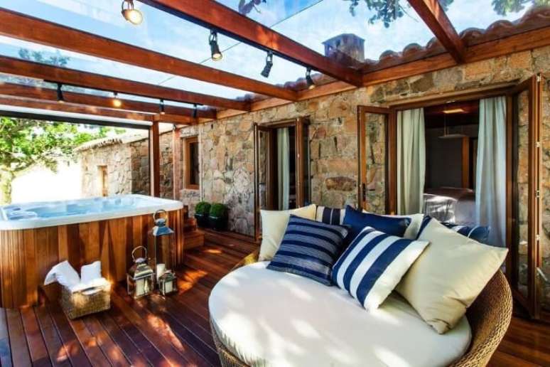 13. Casa de campo com banheira na varanda. Projeto de Juliana Pippi
