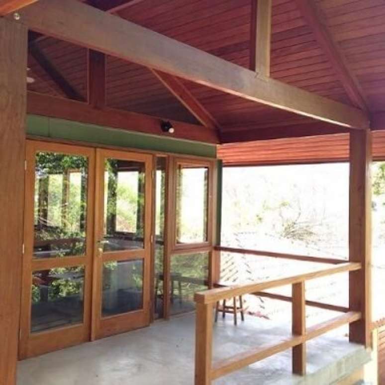 22. Casa com varanda e portas de vidro. Projeto de Cals Arquitetos