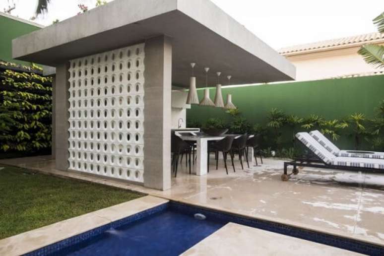 28. Casa com varanda gourmet com cobogó. Projeto de Rodrigo Maia