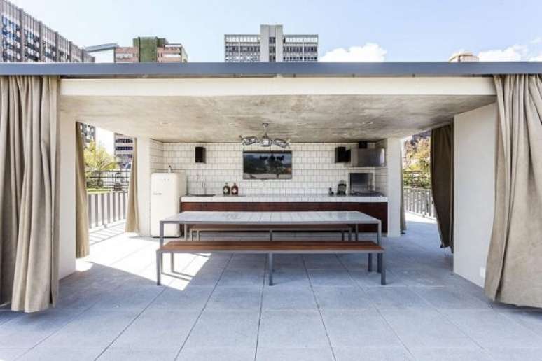 29. As cortinas longas dão um charme dramático ao projeto de Felipe Hess