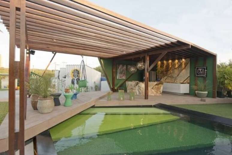 32. Casa com varanda gourmet com pergolado de madeira. Projeto de Casa Cor Ceará 17