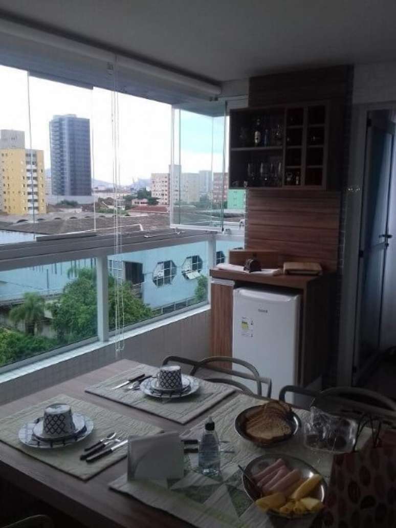 24. Neste apartamento, o espaço conta até mesmo um mini bar. Projeto de Orodeschi