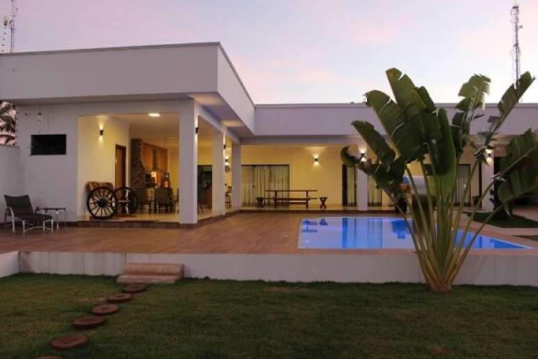 25. Casa com varanda gourmet e piscina. Projeto de Bianca Monteiro