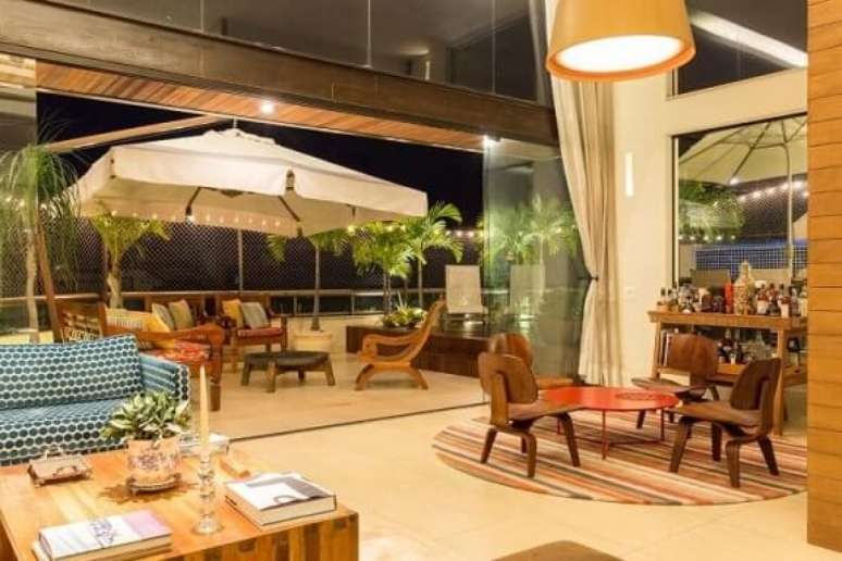 34. Casa com varanda integrada à sala de estar. Projeto de Leo Muricy