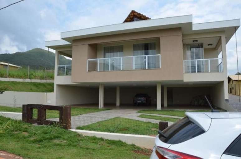 3. Casa com varanda no piso superior. Projeto de Solange Figueiredo