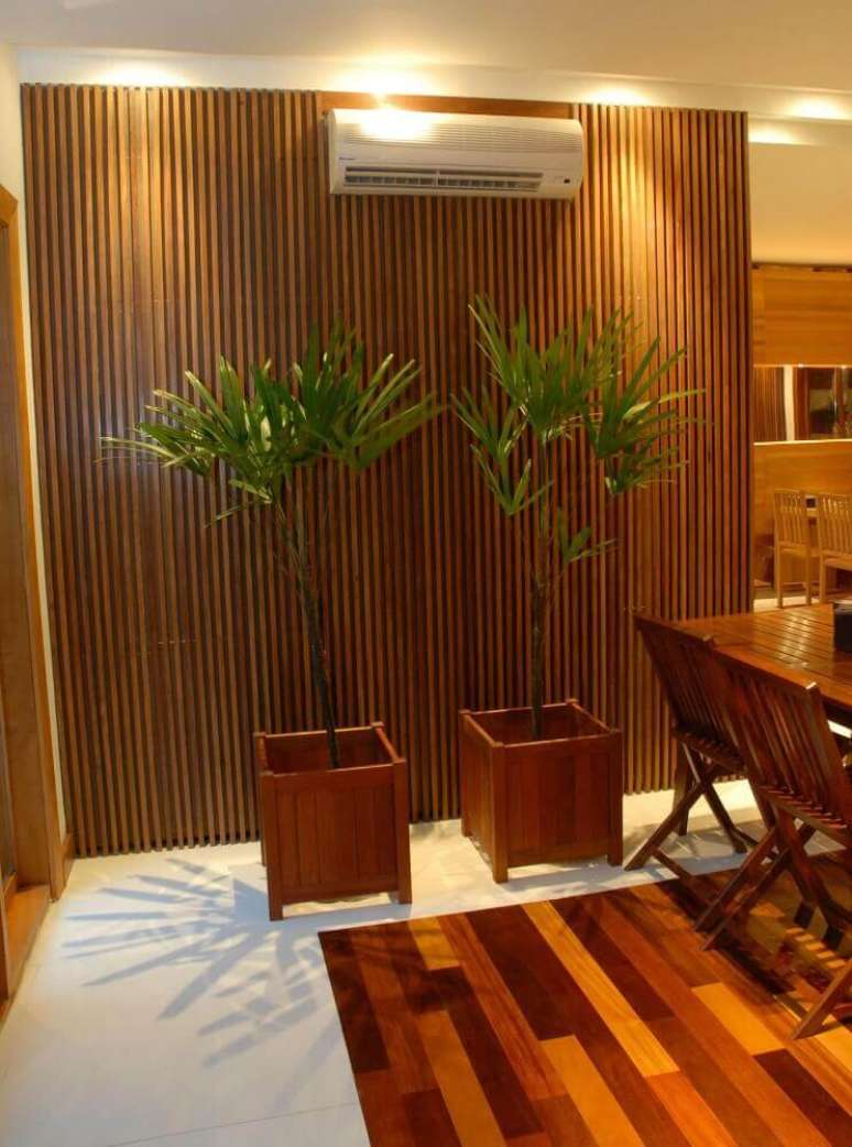 7. Utilize suportes de madeira como vasos de plantas para sala deixando o ambiente super charmoso.
