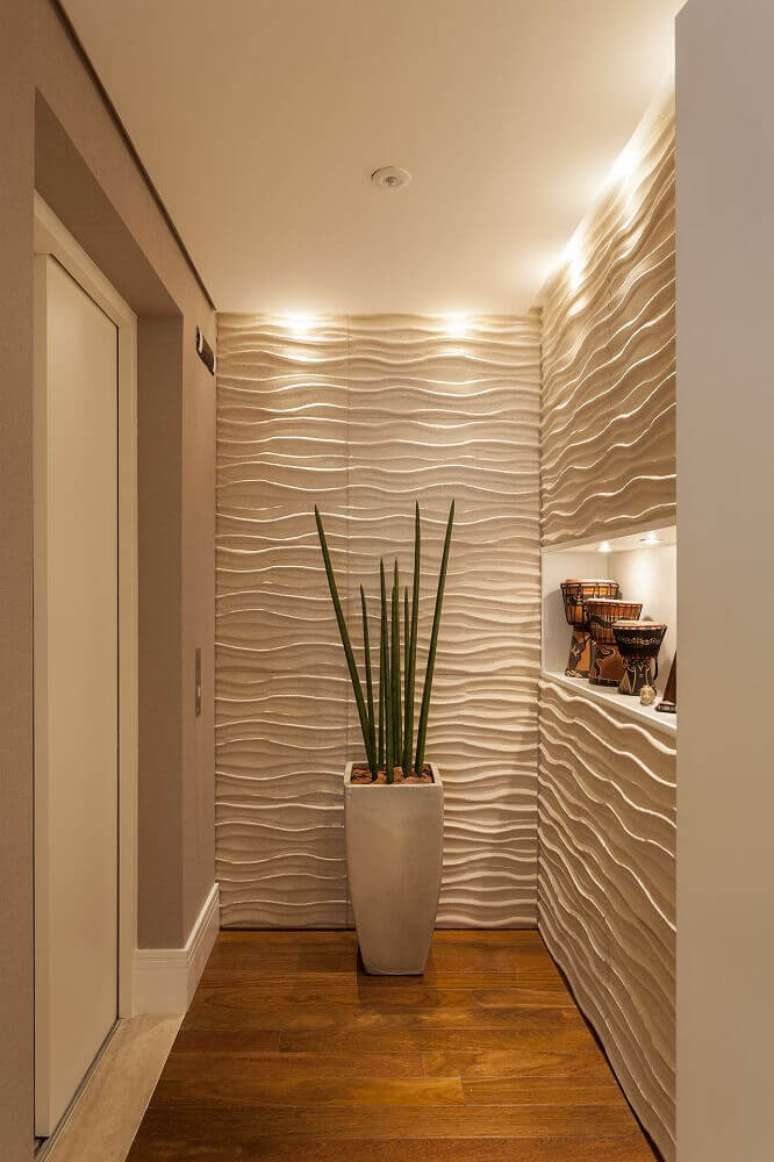 31. Decora&ccedil;&atilde;o neutra com vaso de planta grande.