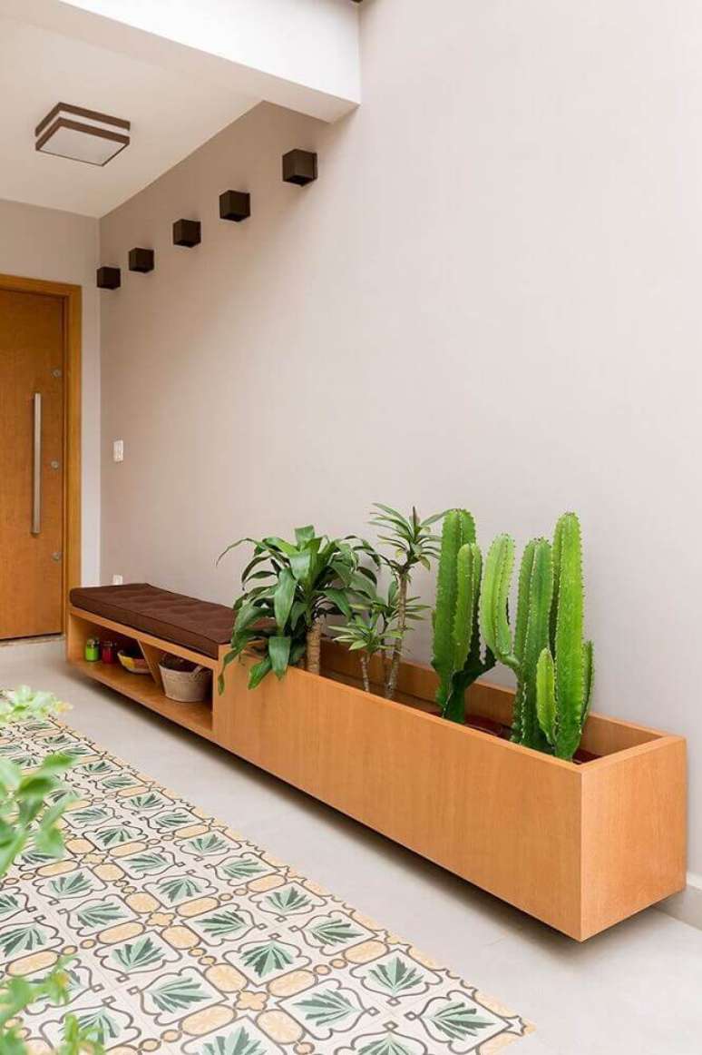 30. Decora&ccedil;&atilde;o com vasos de plantas com cactos para entrada de casa.