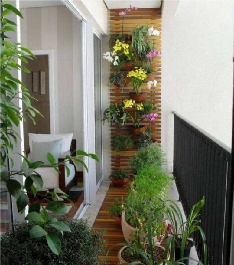 27. Decoração varanda com vasos de plantas