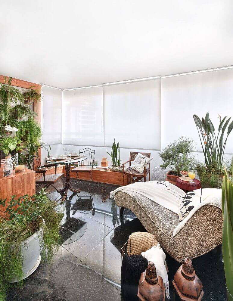 22. Decora&ccedil;&atilde;o de varanda com vasos de plantas