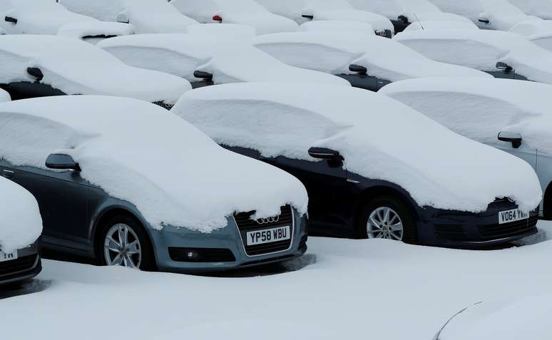 Carros ficam cobertos de neve em uma concessionária da Audi no Reino Unido