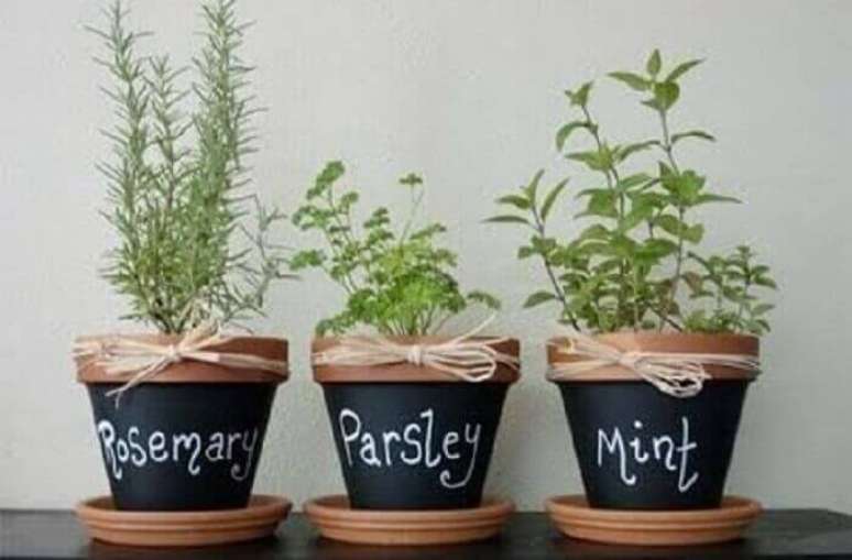 14. Faça vasos decorativos para plantas com frases e palavras divertidas para compor a decoração.
