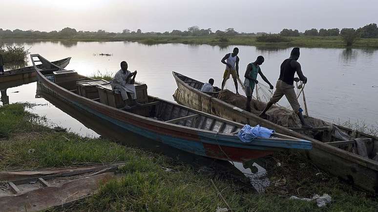 Lago chegou a ter mais de 130 esp&eacute;cies de peixes; a pescaria &eacute; uma das &uacute;nicas fontes de renda e de alimenta&ccedil;&atilde;o para muitos que vivem perto dele