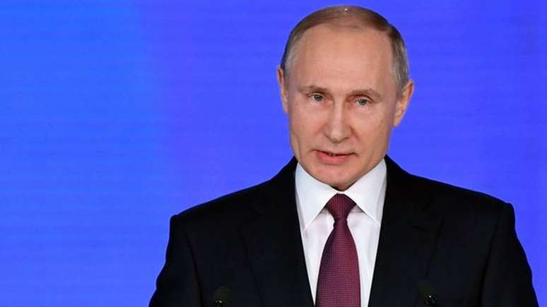 A menos de tr&ecirc;s semanas da elei&ccedil;&atilde;o presidencial, Putin apresentou planos militares da R&uacute;ssia. Ele &eacute; o candidato favorito e deve pernamecer no cargo