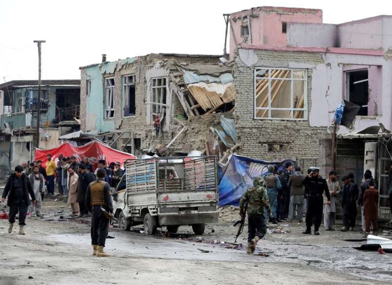Policiais inspecionam local de ataque com carro-bomba em Cabul, no Afeganistão 02/03/2018 REUTERS/Omar Sobhani
