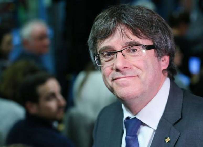 Após desistência, Puigdemont quer liderar Catalunha do exílio