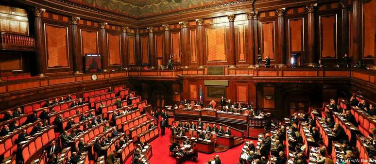 O Parlamento tem 945 vagas, 18 delas são para italianos do exterior