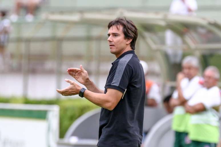 Thiago Larghi espera diagnóstico físico de jogadores para escalar Galo contra Cruzeiro (Foto: Bruno Cantini/CAM)