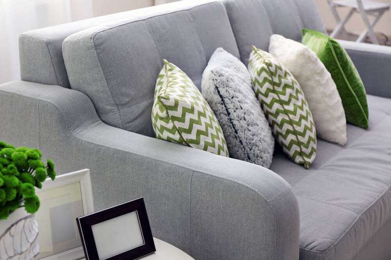56. Almofadas para sofá cinza em tons de verde e estampadas