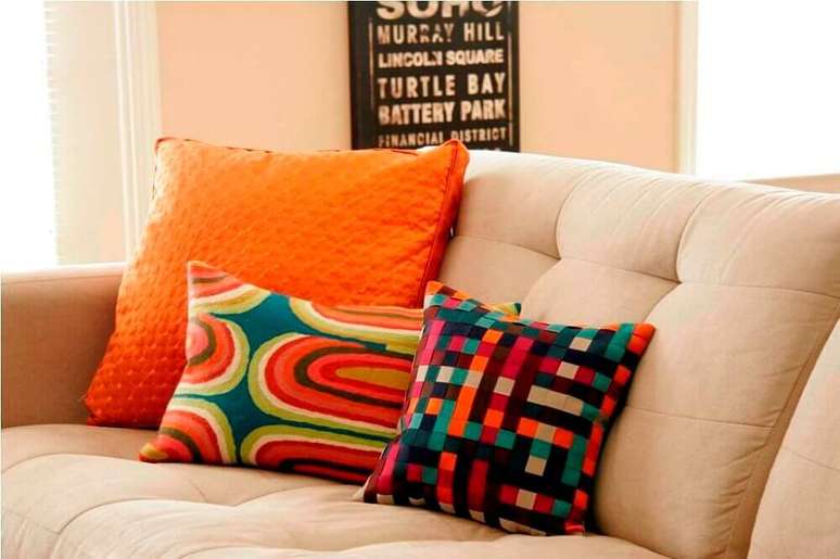 16. Faça uma mistura de estampas e tamanhos e escolha almofadas coloridas para sofá deixando o ambiente mais alegre e descontraído.