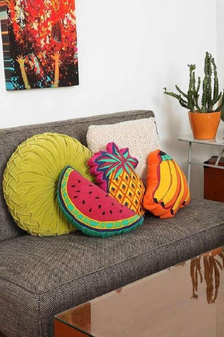 5. Escolha almofadas decorativas e divertidas para dar um ar de descontra&ccedil;&atilde;o na decora&ccedil;&atilde;o de sua casa.
