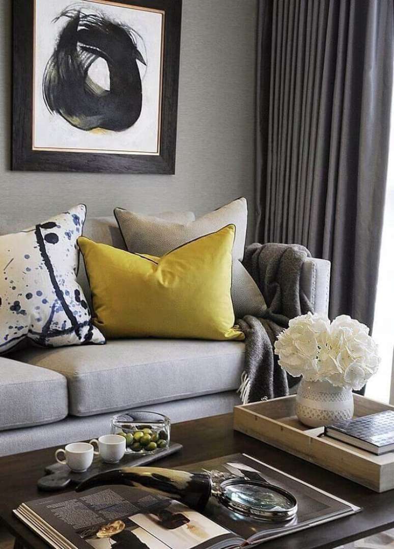 19. É possível usar vários modelos, cores e estampas de almofadas para sofá cinza