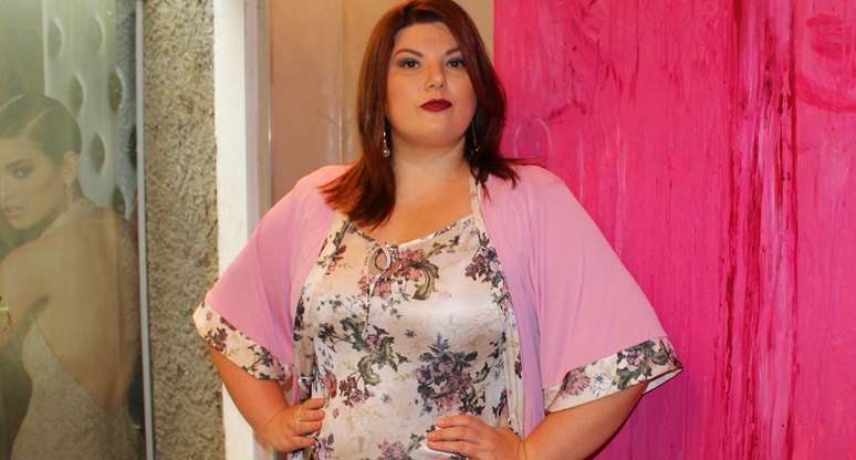 Andrea Boschim participa de desfiles na TV representando a mulher plus size.