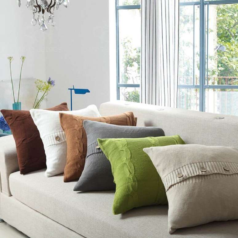 29. Se você preferir, pode usar almofadas para sofá em diversas cores em um único ambiente.
