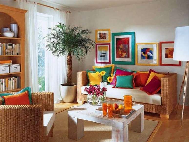 24. Decoração com almofadas coloridas para sofá