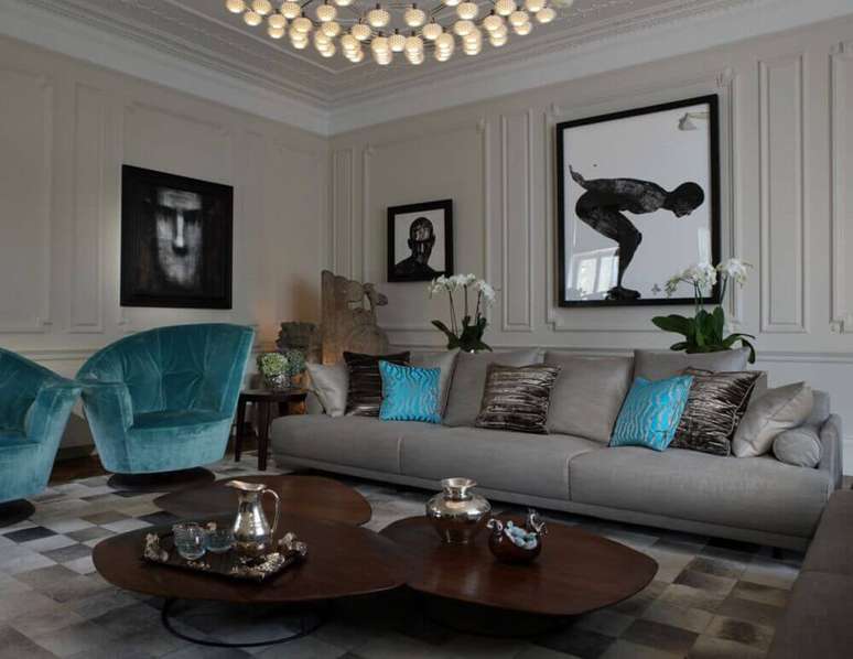 54. Decoração sala com sofá cinza e poltronas azuis