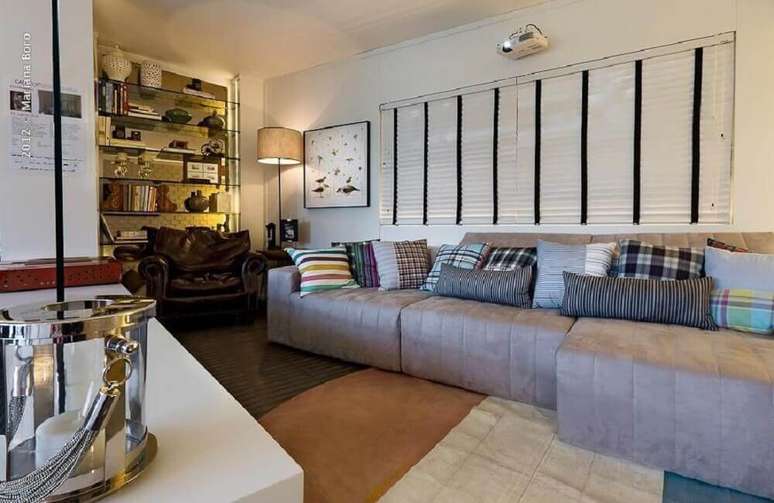 41. Decoração de sala com sofá cinza e almofadas decorativas para sofá