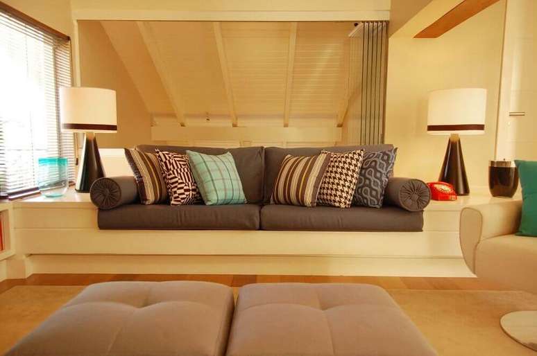 31. Decoração com almofadas decorativas para sofá com várias estampas.