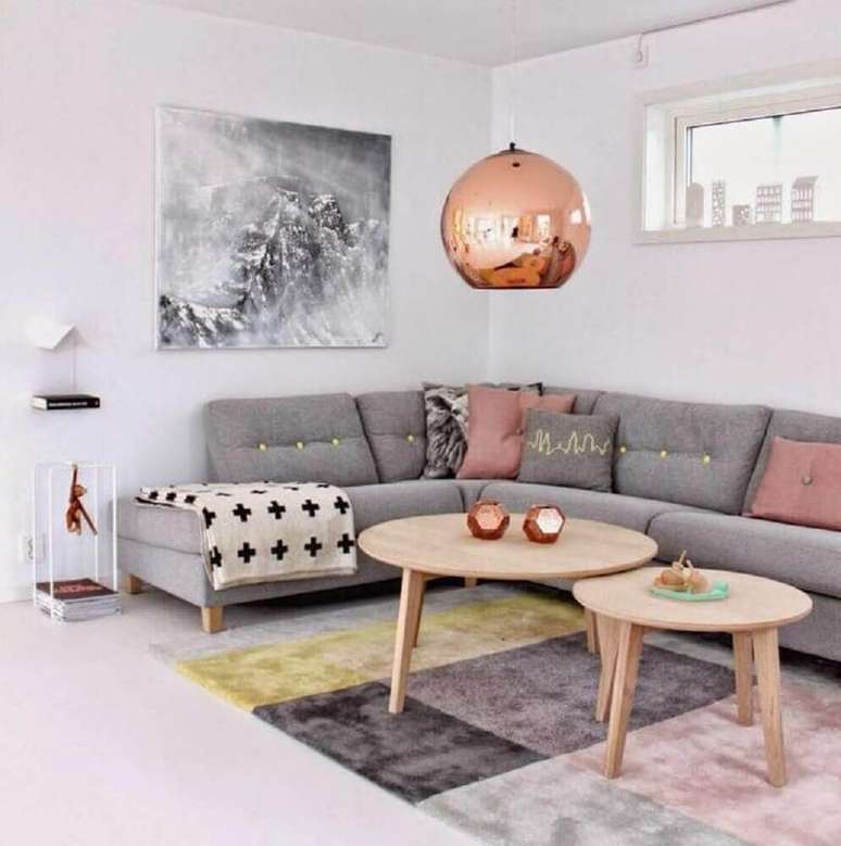 5. Decoração de sala com sofá de canto cinza e tons de rosa, super delicada e elegante.
