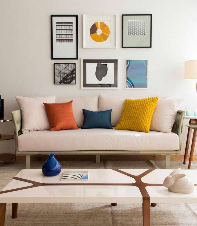 38. Decora&ccedil;&atilde;o com almofadas coloridas e grandes para sof&aacute;
