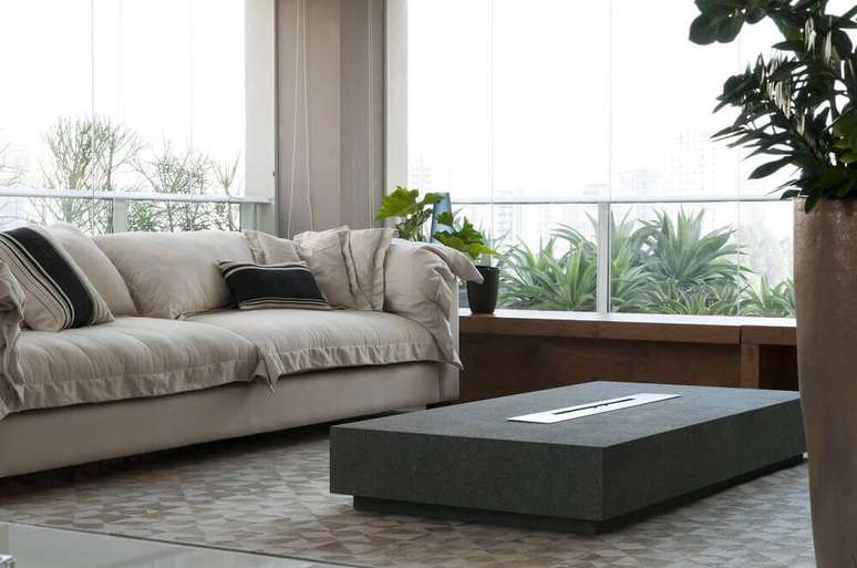 39. Decora&ccedil;&atilde;o de sala com sof&aacute; creme e almofadas pequenas e listradas para sof&aacute;