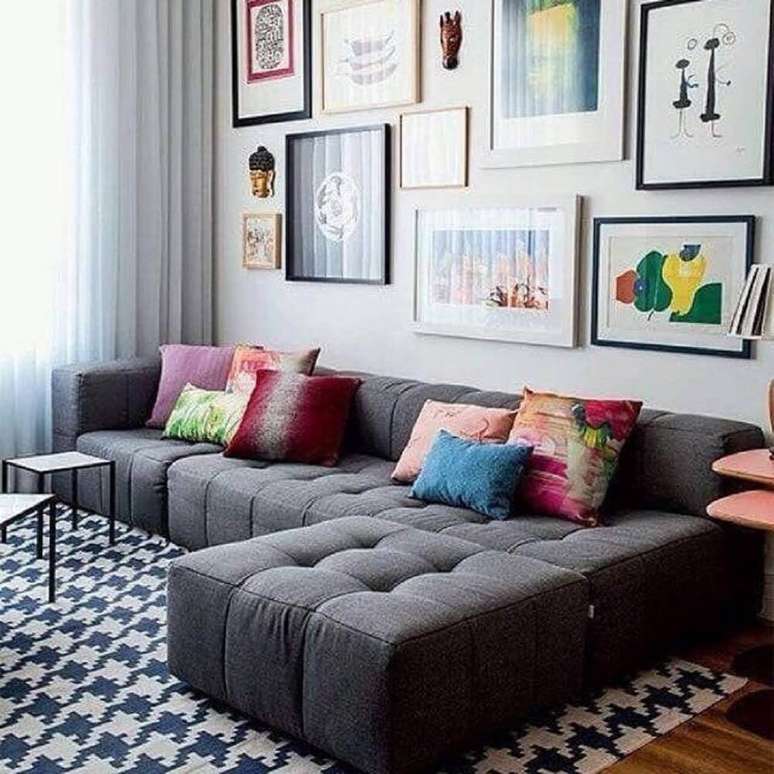 34. Modelos de almofadas coloridas para sofá cinza